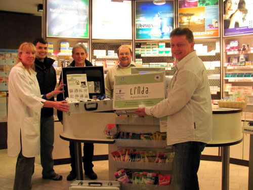 Von links: Petra Hoffmann, Oliver Burger (SVB), Karl-Heinz Schill (FC Prechtal), Viktor Disch (FSV Oberprechtal) und Markus Trenkle (SF Elzach/Yach) bei der Übergabe der Medizinkoffer.